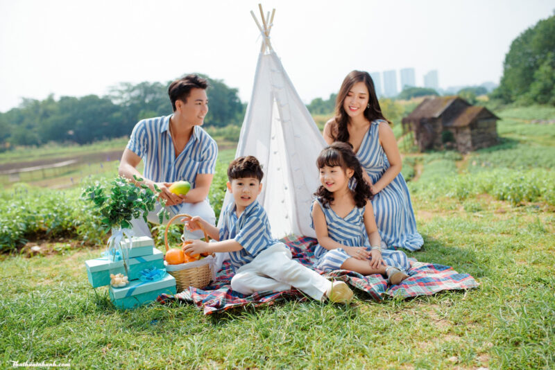 Ảnh gia đình 4 người đi dã ngoại