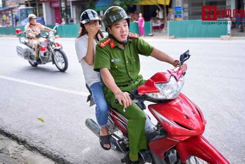 Hình ảnh công an chở thí sinh đi thi muộn tốt nghiệp