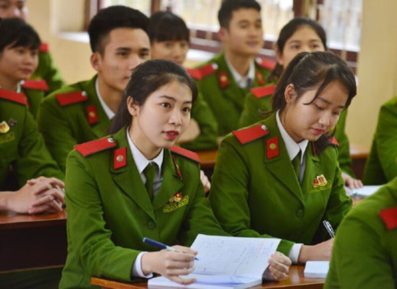 Hình ảnh nữ công an thi tuyển đầu vào