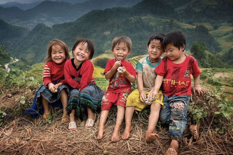 hình ảnh trẻ em vui vẻ đáng yêu