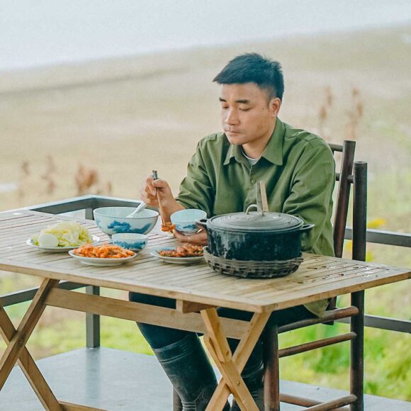 Ảnh xa nhà ăn cơm một mình