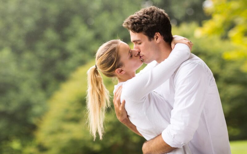 hình ảnh hôn môi quyến rũ