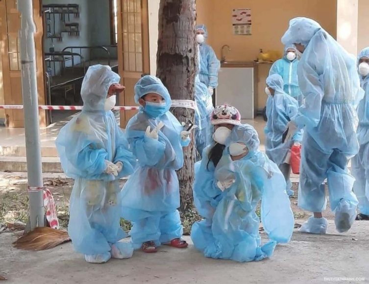 Hình ảnh em bé đi cách ly đẹp, đáng yêu trong đại dịch Covid