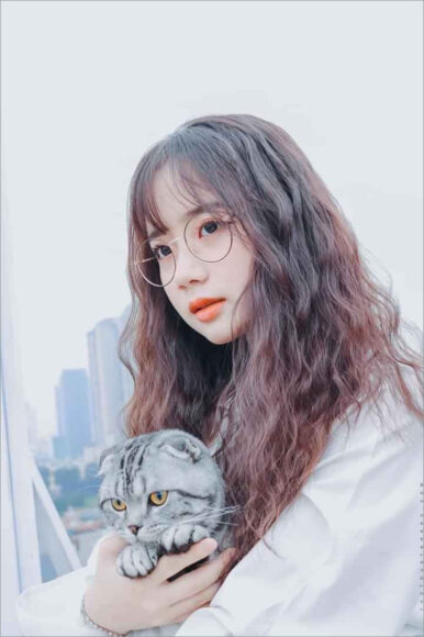 Ảnh gái xinh tóc dài đeo kính
