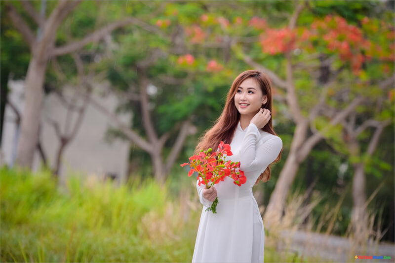 Ảnh cô gái cầm hoa