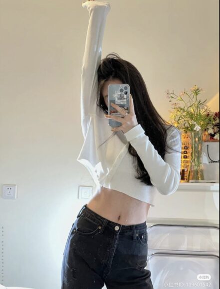 Hình ảnh eo thon che mặt